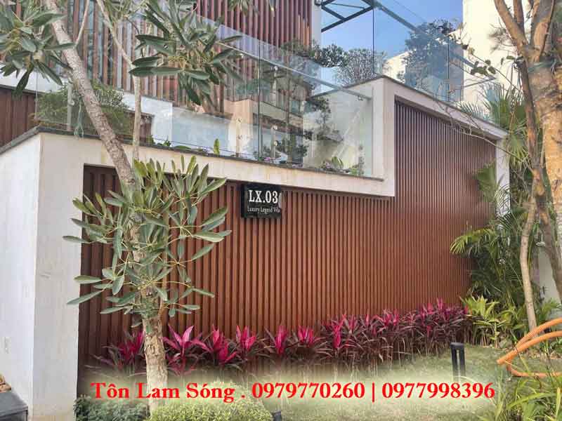 Trần nhôm lam sóng vân gỗ bền đẹp theo thời gian